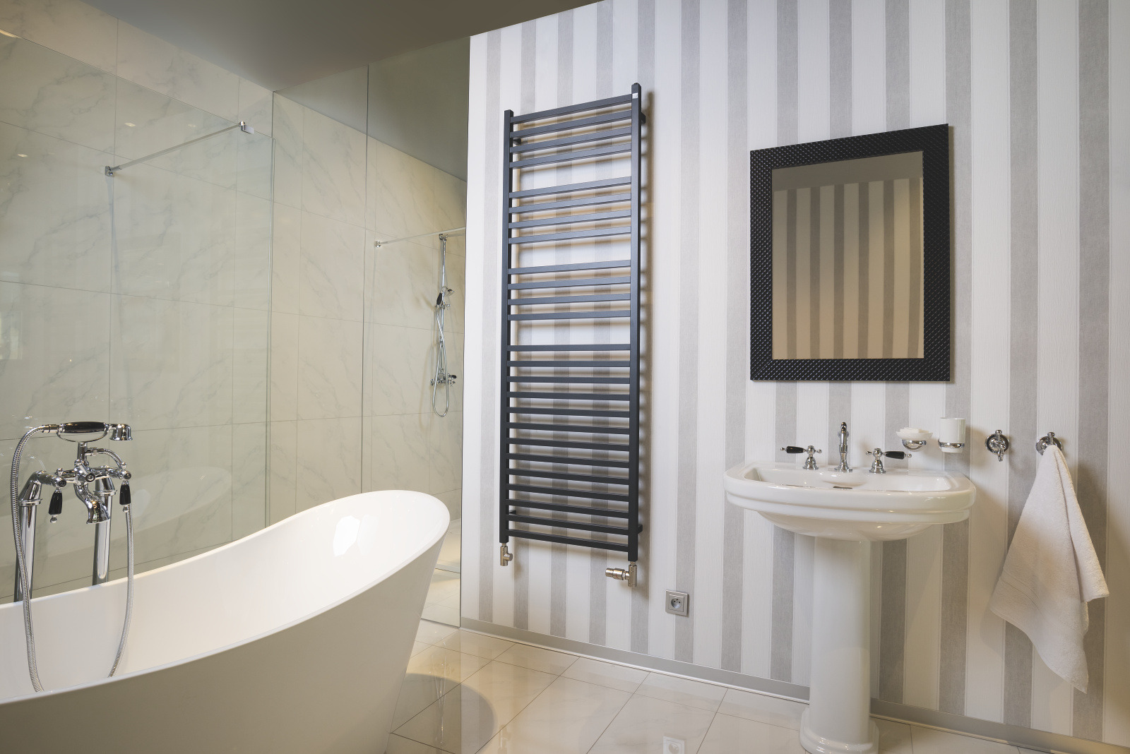 Rendering Zehnder Vision Decorative radiator Side view
